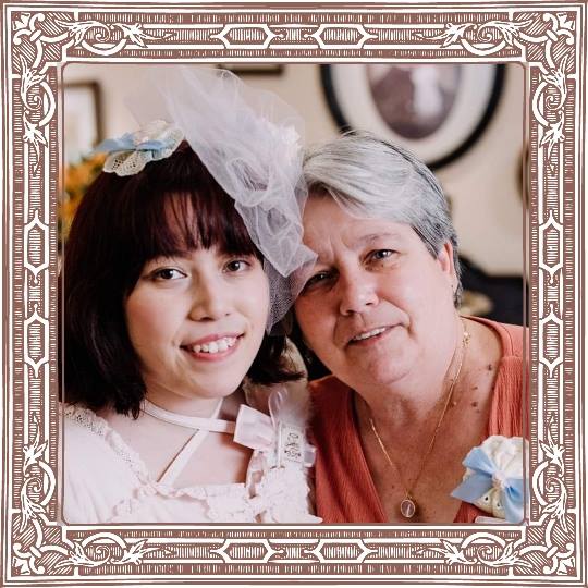 Mari e Rose sorrindo, criadoras da loja fotografadas por Carol Sakuma